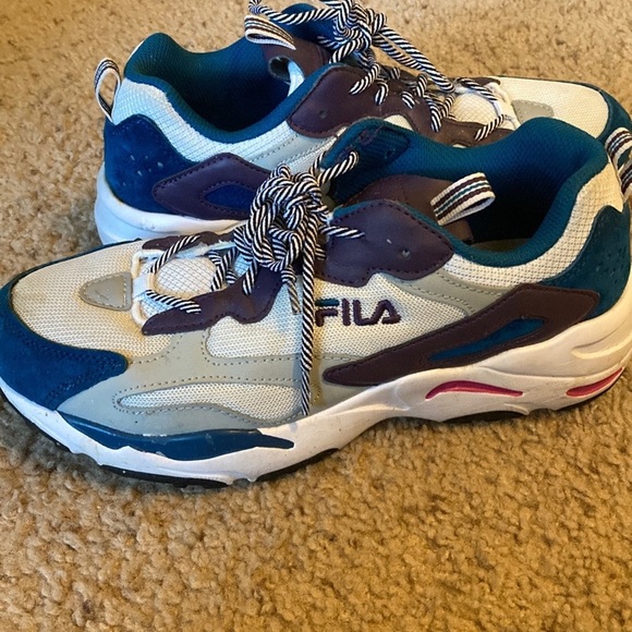 Fila woman’s size 10. Like new - Picture 2 of 2